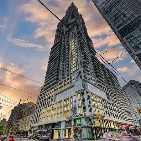 Cozy Condo Near Eatoncentre Mall تورونتو المظهر الخارجي الصورة