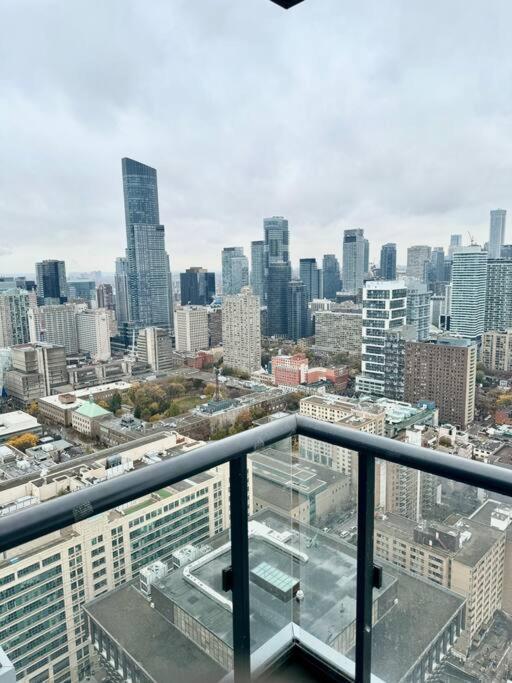 Cozy Condo Near Eatoncentre Mall تورونتو المظهر الخارجي الصورة