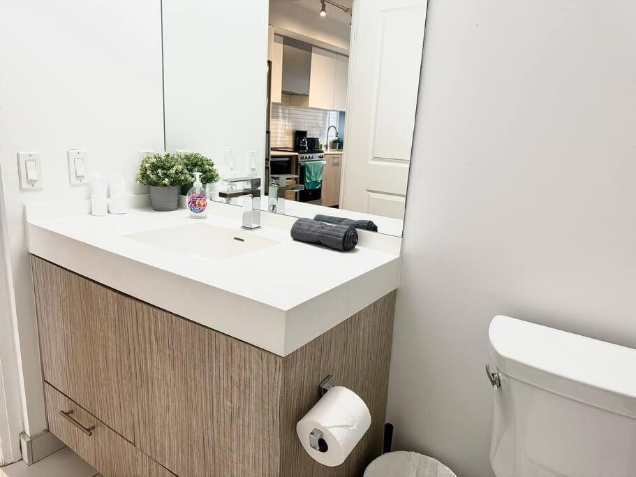 Cozy Condo Near Eatoncentre Mall تورونتو المظهر الخارجي الصورة