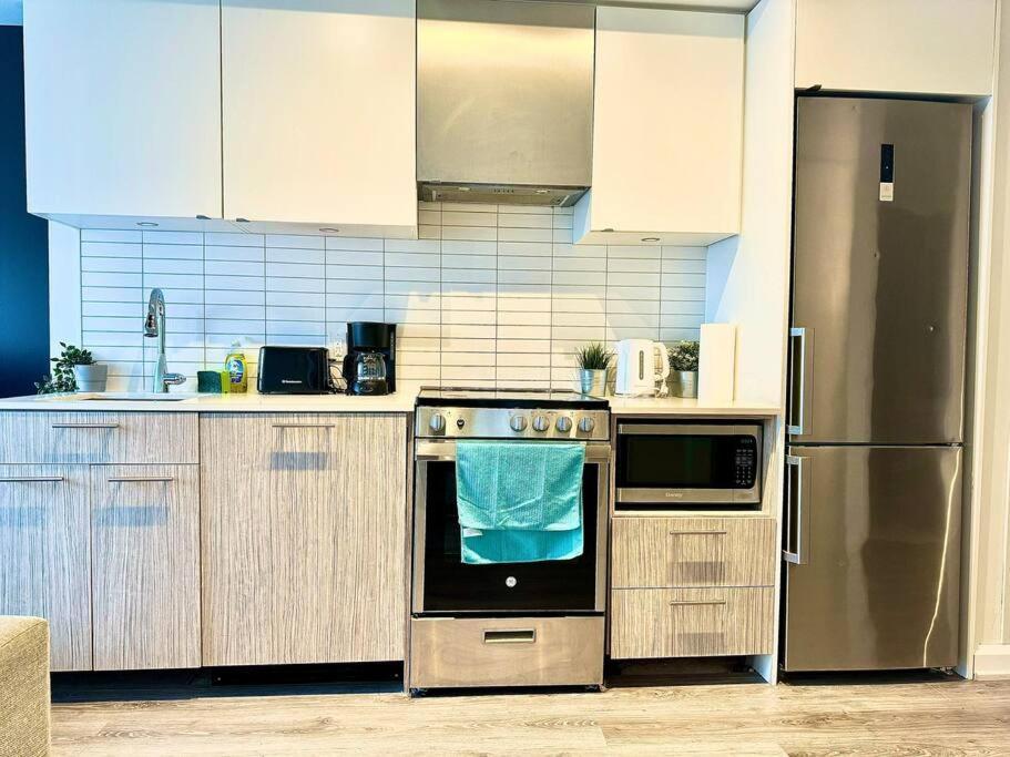 Cozy Condo Near Eatoncentre Mall تورونتو المظهر الخارجي الصورة