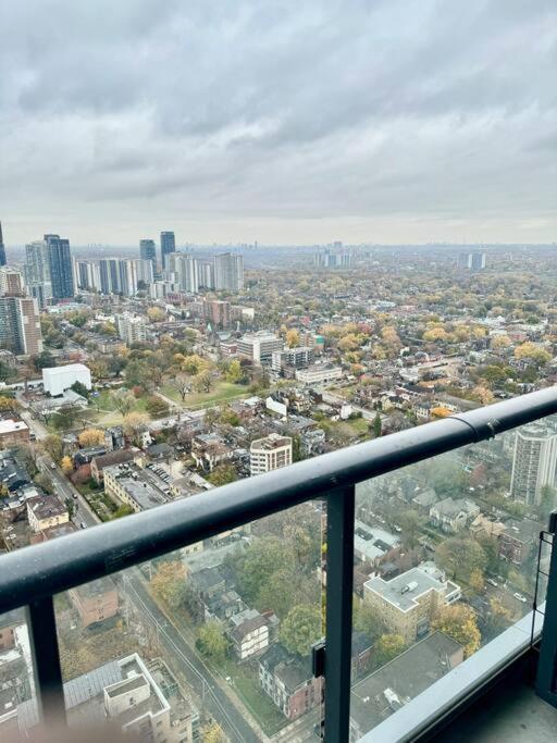 Cozy Condo Near Eatoncentre Mall تورونتو المظهر الخارجي الصورة