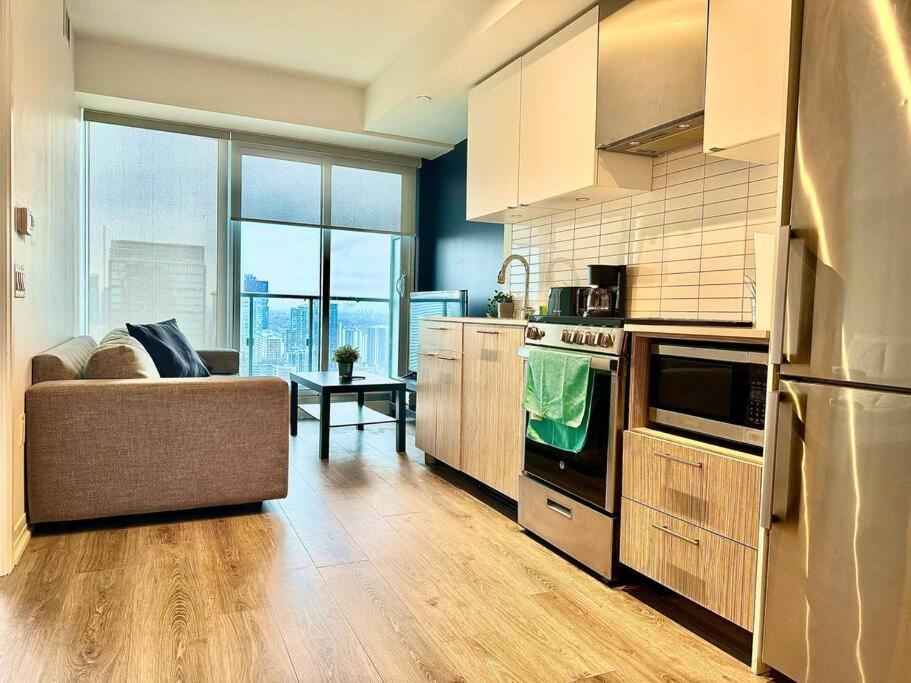 Cozy Condo Near Eatoncentre Mall تورونتو المظهر الخارجي الصورة
