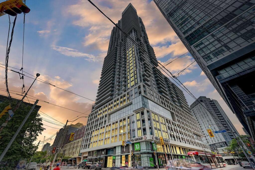 Cozy Condo Near Eatoncentre Mall تورونتو المظهر الخارجي الصورة